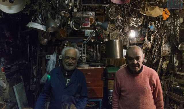 Gli 80enni fratelli Martinelli, gli ultimi fabbri di Bari: Ma stiamo per chiudere